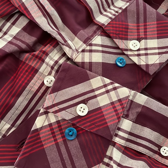 Maroon button down. Excellent condition - Picture 3 of 3